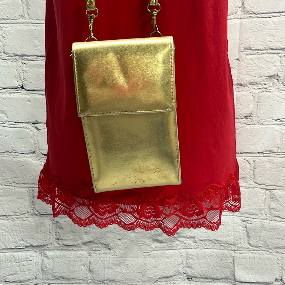 Vintage Chateau Gold Faux Leather
Tri-Fold Wallet with Shoulder
Strap Crossbody